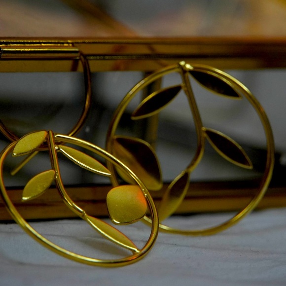 Brand new zara limited edition gold plated brass big size leaf earrings - Picture 3 of 4